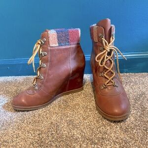 Johnston and Murphy BRAND-NEW NEVER WORN Brynn wedge.fits 7.5-8 leather mahogany